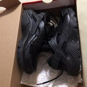 Black Nike Huaraches